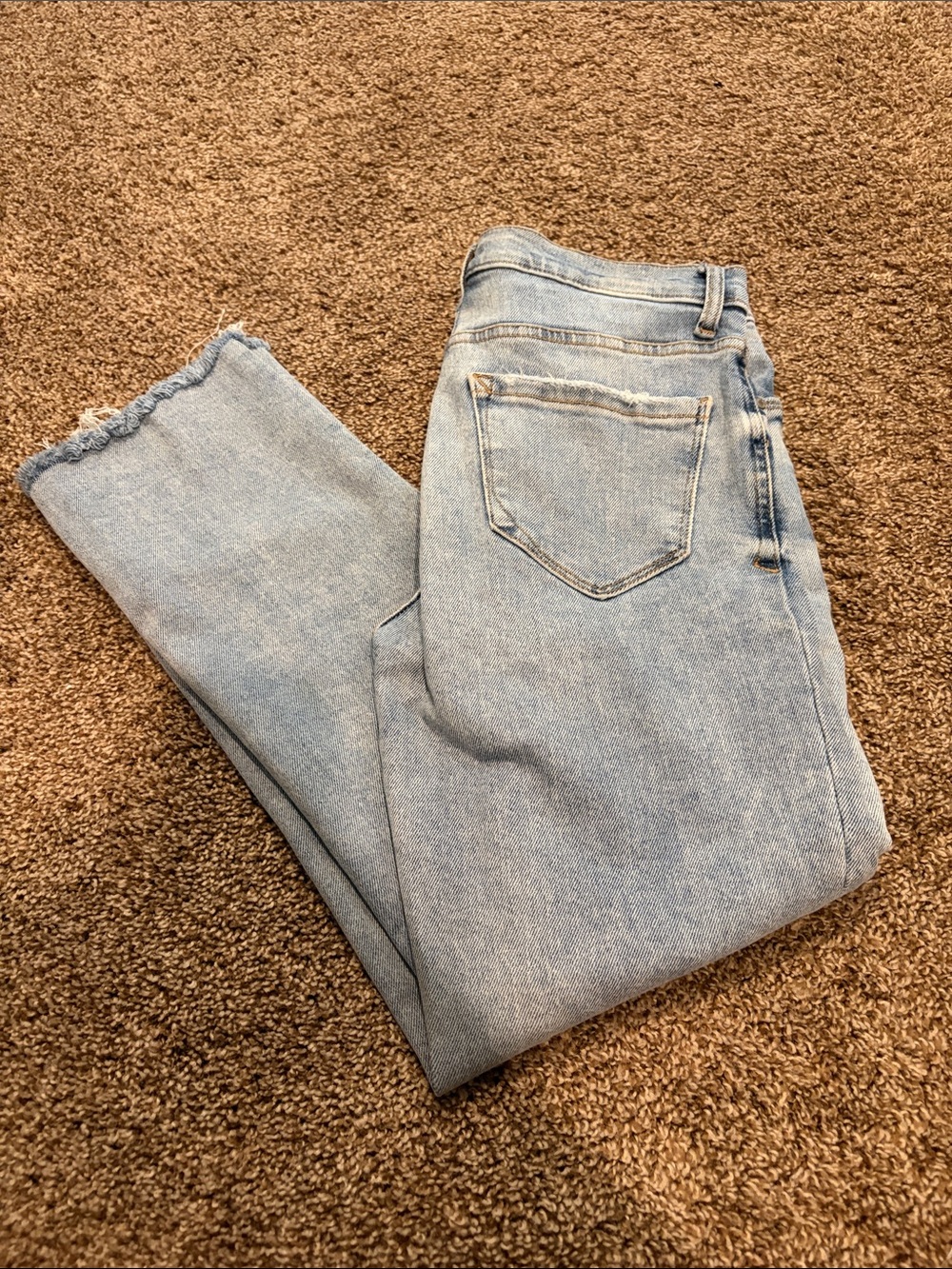 Kensie Light Blue Cropped Straight-Leg Jeans with Frayed Hem